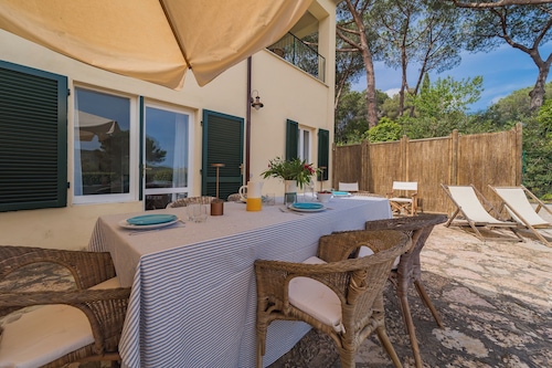 HAUS MIT GROSSEM GARTEN AM MEER