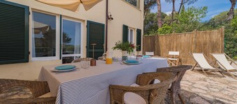 HUS MED STOR Hage ved sjøen 