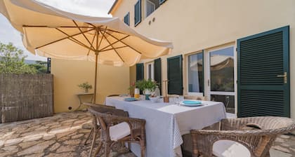 MAISON AVEC GRAND JARDIN EN BORD DE MER