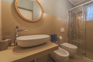 Shower, hair dryer, bidet, towels - A Country House by the Sea (Procchio)