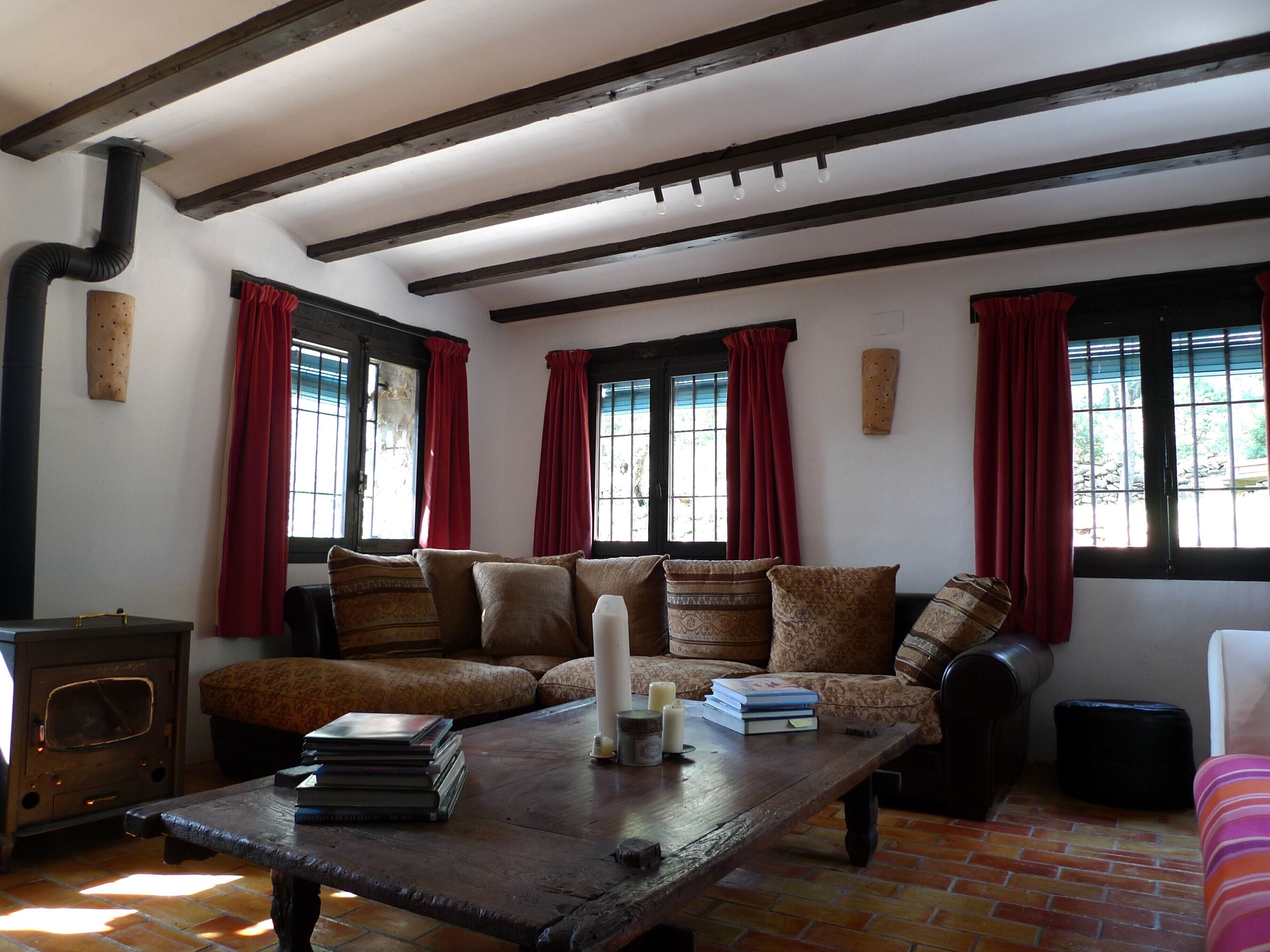 Televisión, reproductor de DVD, libros y biblioteca musical 