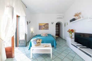 2 bedrooms, in-room safe, iron/ironing board, free WiFi