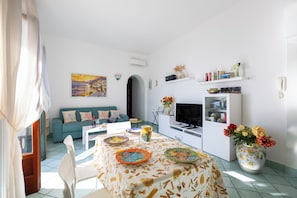 Smart TV, books, stereo