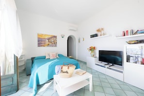 2 bedrooms, in-room safe, iron/ironing board, free WiFi