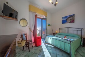 2 bedrooms, in-room safe, iron/ironing board, free WiFi - BIG APARTMENT IN AMALFI WITH ENDLESS SEA VIEW, FAST WIFI, FREE PARKING, A/C (Tovere di Amalfi)