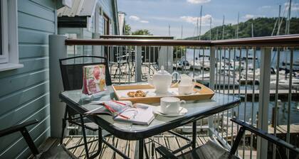 Walkers - Luxury Boat House On The Shore Of Lake Windermere Near to Bowness