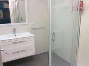 Ducha, secador de pelo y bidé