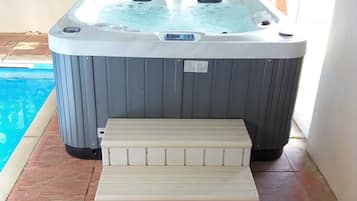 Bain à remous extérieur