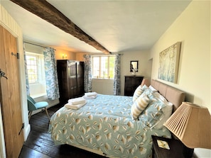 3 bedrooms, iron/ironing board, internet, bed sheets