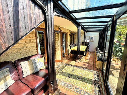 Kreuzgang-Häuschen in Bourton-auf-dem-Wasser mit weg vom Straßen-Park für zwei Autos