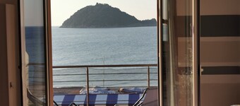 TWO-ROOM APARTMENT NEW SEA VIEW GALLINARA ISLAND DIRECTLY ON THE BEACH