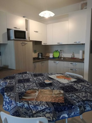 Kühlschrank, Mikrowelle, Herdplatte, Wasserkocher mit Kaffee-/Teezubehör
