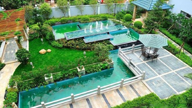 A rooftop garden with a swimming pool, a pergola, and a seating area with a table and chairs. - Dinghushan Hotel (Zhaoqing)
