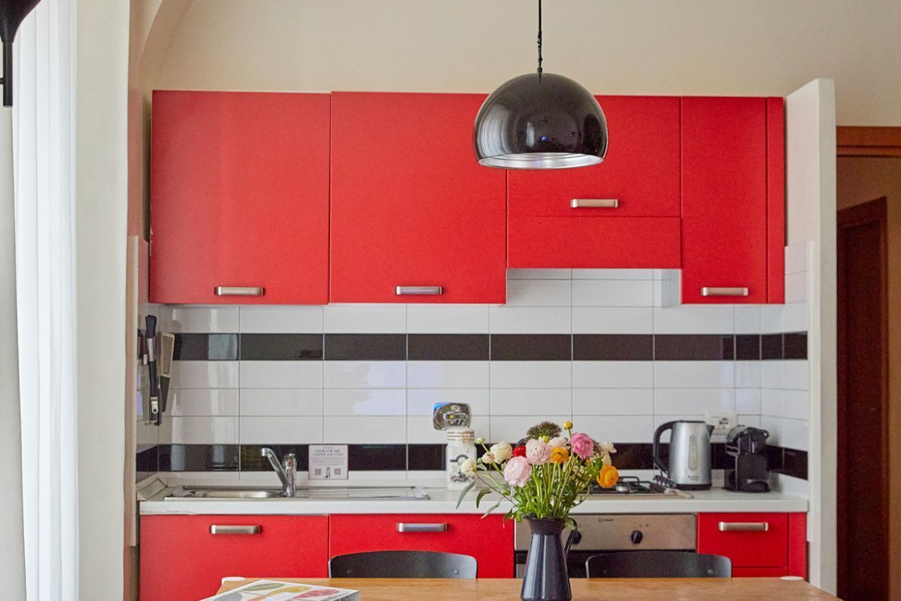 Frigorífico, microondas, horno y placa de cocina