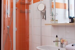 Doccia, set di cortesia gratuito, asciugacapelli, bidet