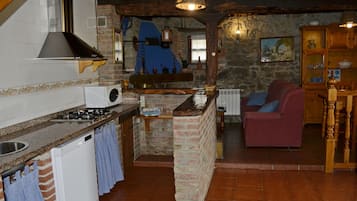 Frigorifero, microonde, piano cottura, lavastoviglie