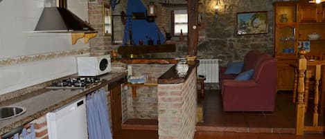 Réfrigérateur, four à micro-ondes, surface de cuisson, lave-vaisselle