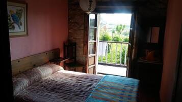 4 bedrooms, iron/ironing board, bed sheets