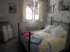 1 chambre, coffre-fort, fer et planche à repasser