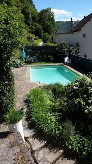 Piscine extérieure, chaises longues