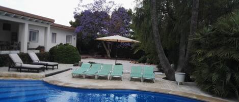 Una piscina cubierta