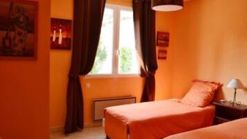 4 bedrooms, iron/ironing board, WiFi, bed sheets