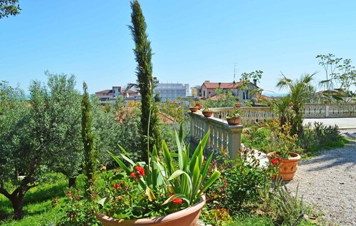 Portion of villa Liberty with garden 200mt from the sea and the center of Silvi