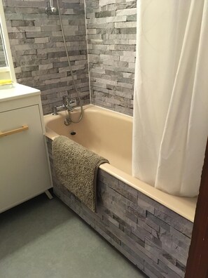 Baignoire, sèche-cheveux, papier toilette