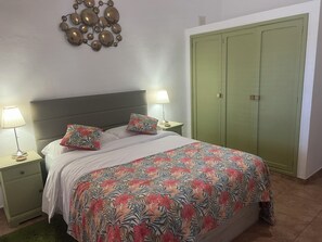 3 slaapkamers, een strijkplank/strijkijzer, wifi, beddengoed