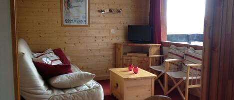 Téléviseur, jeux vidéo, table de baby-foot