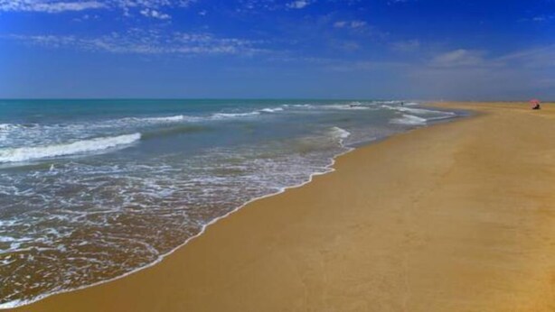 Una spiaggia nelle vicinanze, lettini da mare
