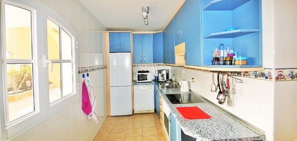 冰箱、微波炉、烤箱、炉灶