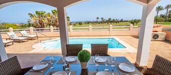 Vacker villa med pool och utsikt över havet och golfbanan