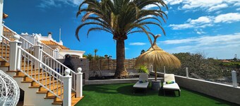 Vakker villa med basseng og utsikt mot havet og golfbanen