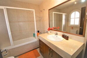 Combined shower/tub, hair dryer, towels