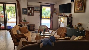 Villa Honey (One space room) | Área de estar | TV de tela plana