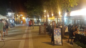 Outdoor dining - Air-Conditioned Beach Villa with Shared Pool (Portiragnes)