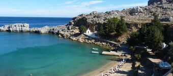 Villa de vacances avec piscine, jardins et vue panoramique depuis la terrasse sur le toit