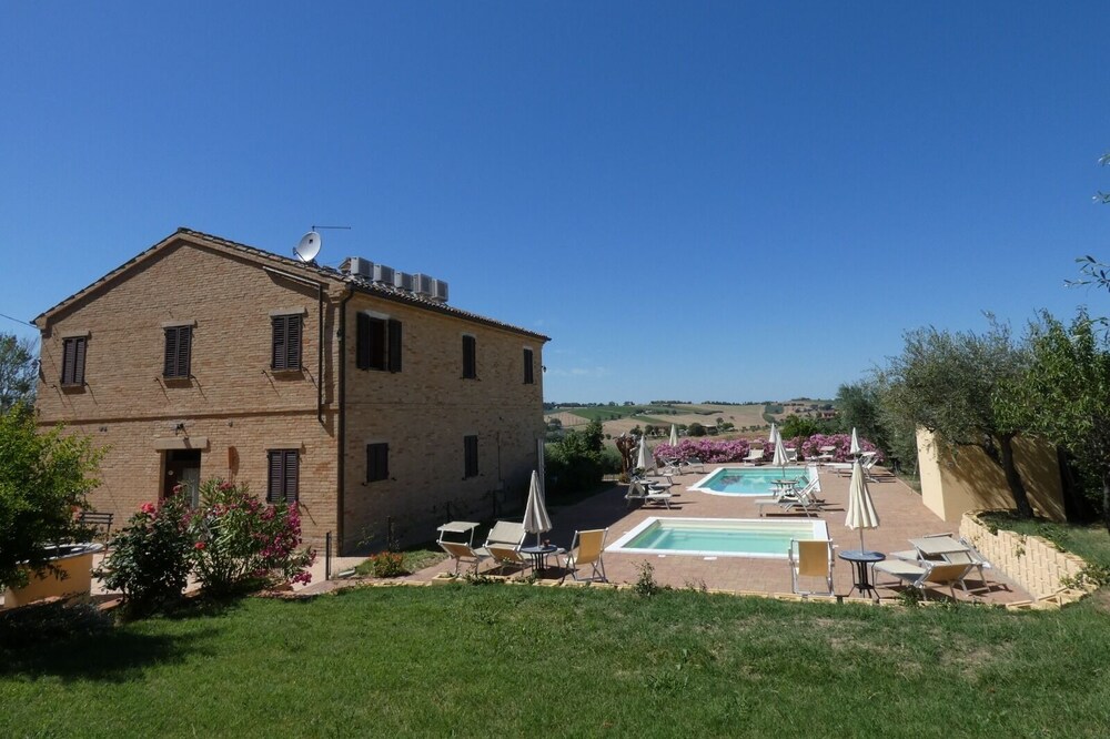 country house in Marche with 5 apartments and pool: OFFERS LAST MINUTE !!