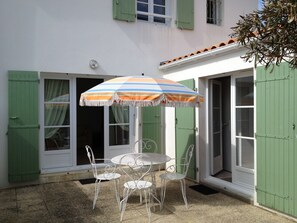 تناول الطعام بالخارج