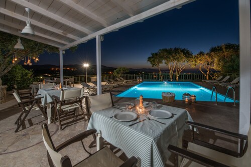 Villa with sea view, pool and Breakfast included