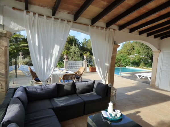 Outdoor dining - Roman villa Bonaire, near the beach, WiFi, pool, A/C, quiet area ETV2144 (ALCUDIA)