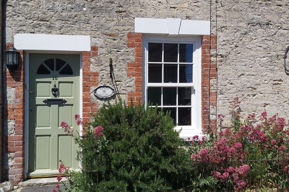 Pretty Cottage Close To The Dorset Coast.