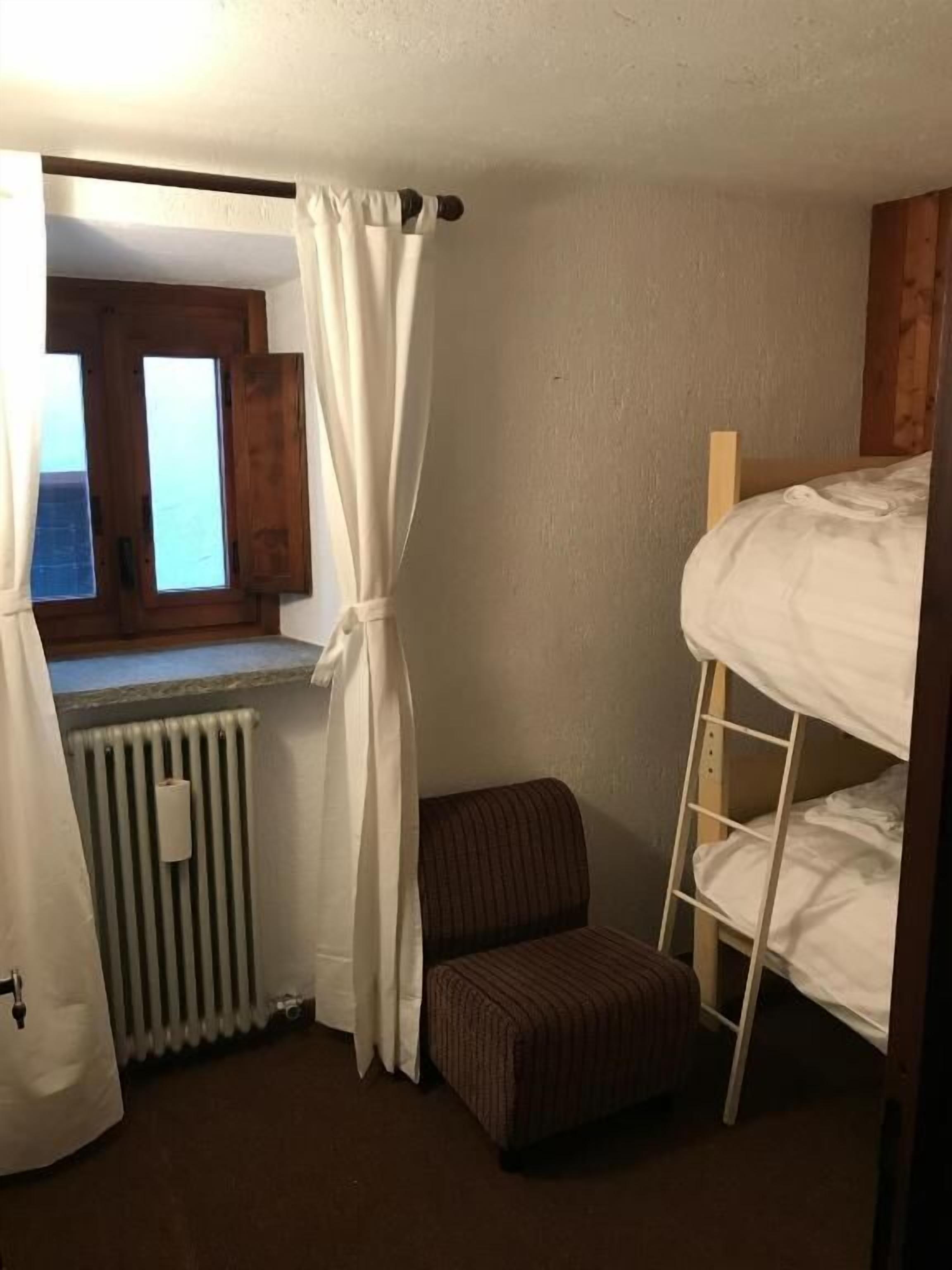 2 soverom, skrivebord, strykejern/-brett og wi-fi (inkludert)