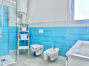 Douche, séchoir à cheveux, bidet, serviettes fournies