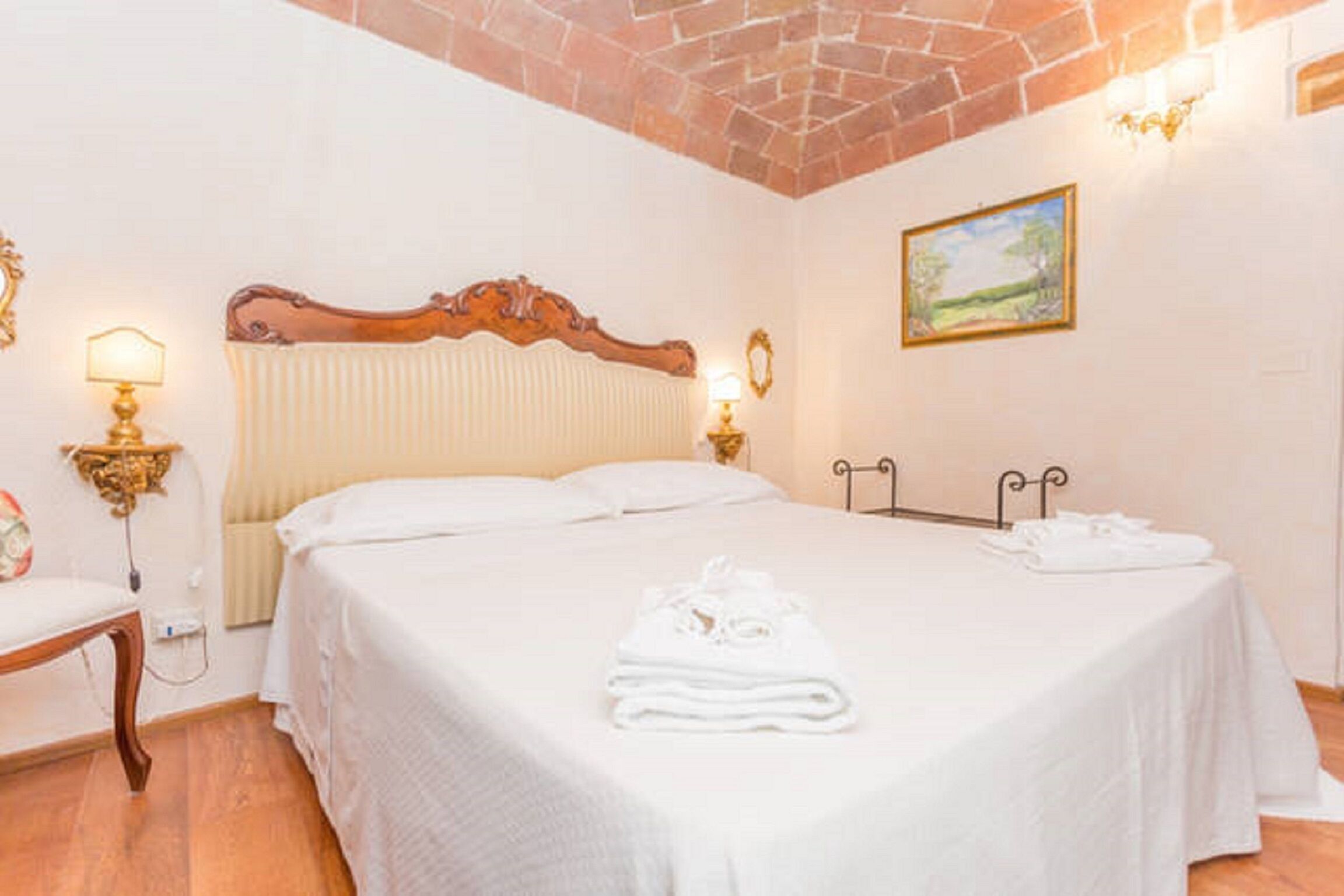 Romantic bb in the historic center of castiglione del lago between Umbria and Tuscany