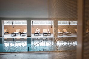 Indoor pool, open 8:00 AM to 8:00 PM, pool loungers - Hotel Krondlhof (Brunico)