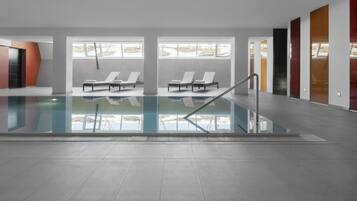 Piscina interna, funciona das 8h às 20h, espreguiçadeiras