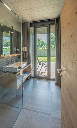 Suite, Garden View | Bathroom - Hotel Krondlhof (Brunico)