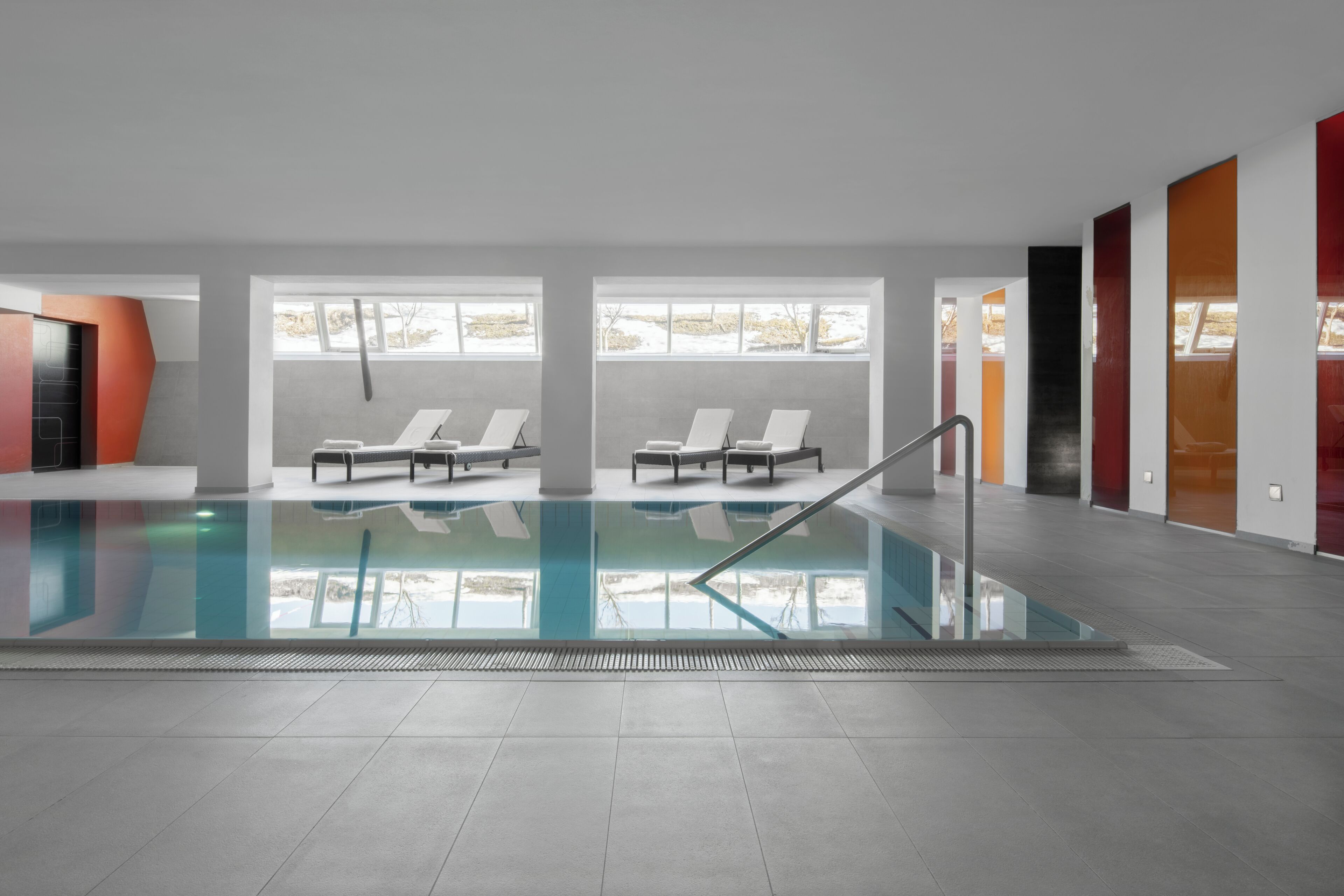 Innenpool, geöffnet von 08:00 Uhr bis 20:00 Uhr, Liegestühle